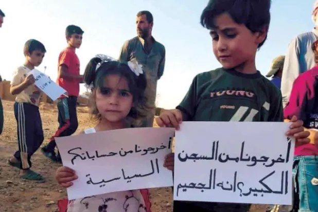 Palmira ve el-Badiye Aşiretleri Meclisi, Rukban Kampı’ndaki şartları protesto eden çocukları gösteren fotoğrafı paylaştı. 