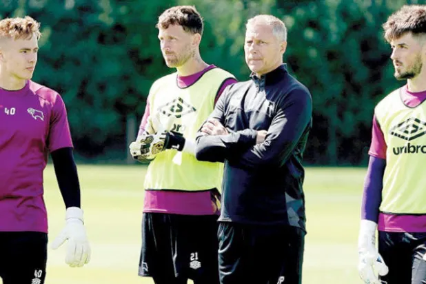 المدير الفني المؤقت ليام روزنيور خلال إشرافه على التدريبات (مصادر الصور: حساب نادي ديربي كاونتي)