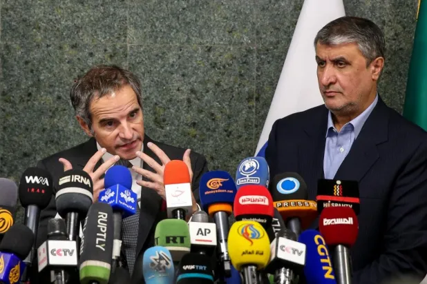 İran, Viyana’daki nükleer anlaşma müzakerelerinin başlamasından bu yana müzakerelerin ilerlemesinin ve bir anlaşmaya varılmasının önüne engeller koymaya yönelik çeşitli entrikalar çevirdi (AFP)