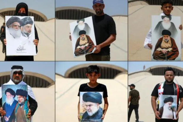 
حامیان مقتدی صدر در بغداد عکسی از او در دست دارند (AFP)
