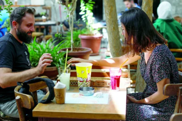 رجل وامرأة يلعبان «طاولة الزهر» في مقهى بدمشق يوم 31 يوليو الماضي (رويترز)