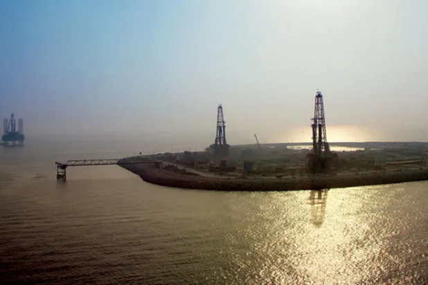 إحدى منصات أدنوك البحرية (وام)