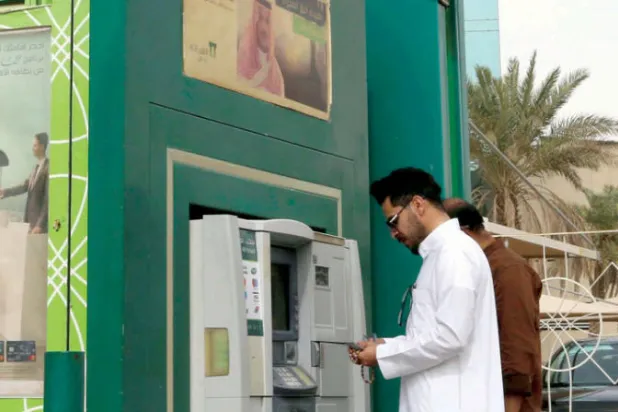 القطاع المالي في السعودية يواصل عملية التطور التقني الكامل والترابط مع دول الخليج (رويترز)