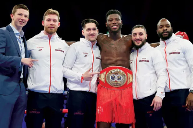 إسحاق تشامبرلين يحتفل بفوزه على منافسه ديلان براسوفيتش على حلبة كريستال بالاس بلندن في ديسمبر 2021 (غيتي)