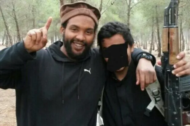 آين ديفيس (يسار) سُجن في تركيا عام 2017 لارتكابه جرائم إرهابية (أرشيفية)