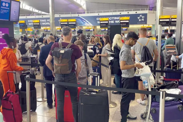 مسافرون يصطفون في مطار هيثرو لإنهاء إجراءات السفر خلال فترات الفوضى قبل خفض عدد الرحلات (د.ب.أ)