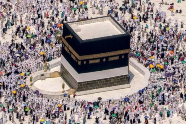 Umre ziyaretçileri Kabe’yi tavaf ediyor (AP)