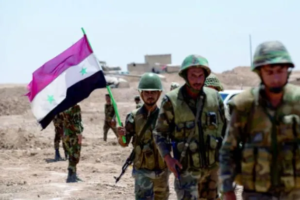 19 Temmuz’da Ayn el-Arab'da (Kobani) konuşlanan Suriye askerleri. (Reuters)  