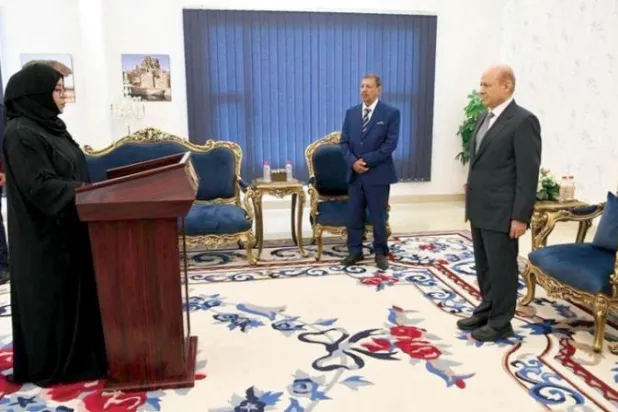 القاضية صباح العلوني لدى أدائها القسم أمام رئيس مجلس القيادة اليمني في عدن (سبأ)