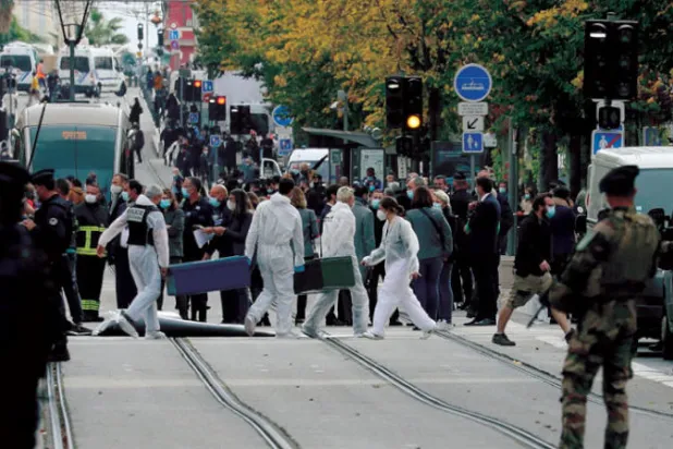 خبراء الطب الشرعي وسط استنفار أمني في موقع هجوم بسكين بمدينة نيس الفرنسية في أكتوبر 2020 (أ.ف.ب)