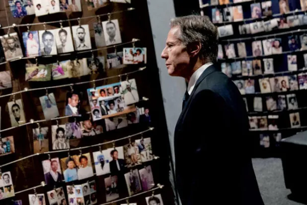 بلينكن يجول في النصب التذكاري لضحايا الإبادة الجماعية في رواندا أول من أمس (أ.ف.ب)