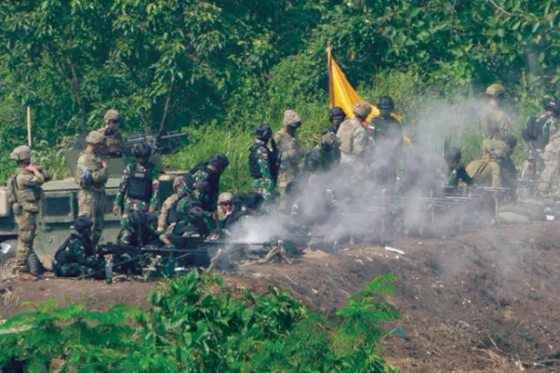 جنود أميركيون وإندونيسيون خلال التدريبات العسكرية (أ.ب)