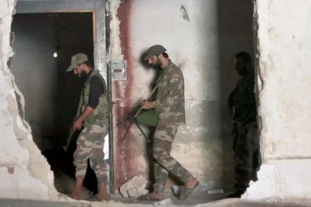 
پایگاه شورشیان سوری تحت حمایت ترکیه در حومه استان حلب، شمال سوریه، روز دوشنبه (AFP)