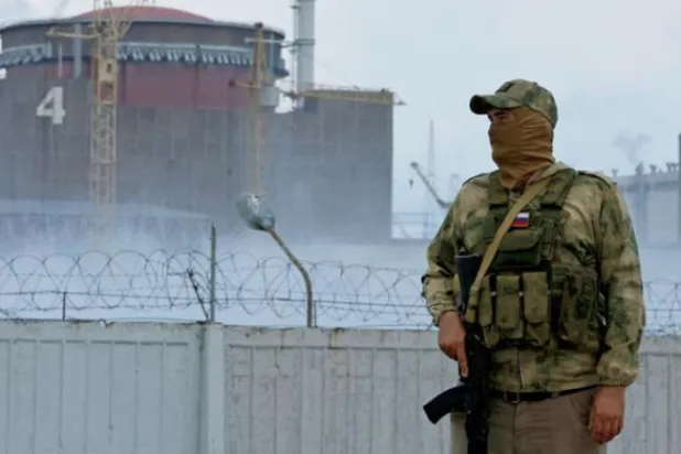 4 اگست کو ایک سپاہی زاپوریزیا جوہری پلانٹ کے باہر کھڑا ہے۔ (رائٹرز)