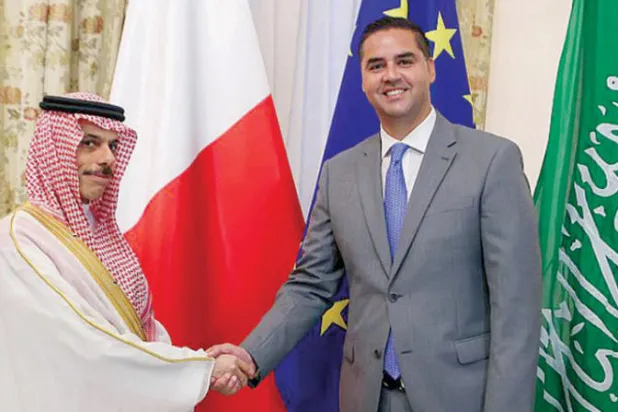 وزيرا الخارجية السعودي والمالطي لدى لقائهما بمقر وزارة الخارجية في مالطا الجمعة (واس)