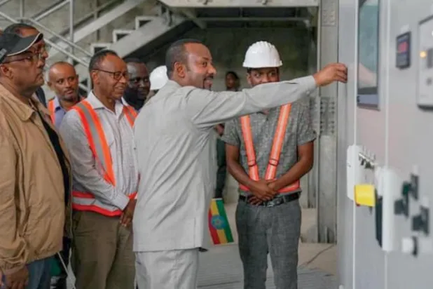 Prime Minister Abiy Ahmed called on Egypt and Sudan to resume negotiations, stressing that his country is “building the dam to generate electricity and achieve economic development. (ENA) 

