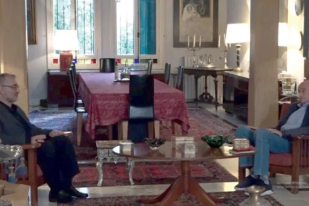 نصر اللہ کے سیاسی معاون حسین خلیل کے ساتھ جمبلاط کی ملاقات کے منظر کو دیکھا جا سکتا ہے (الشرق الاوسط)