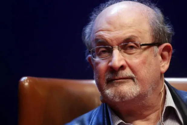 سلمان رشدی به دستگاه تنفسی مصنوعی متصل است.. پلیس هویت ضارب را اعلام کرد