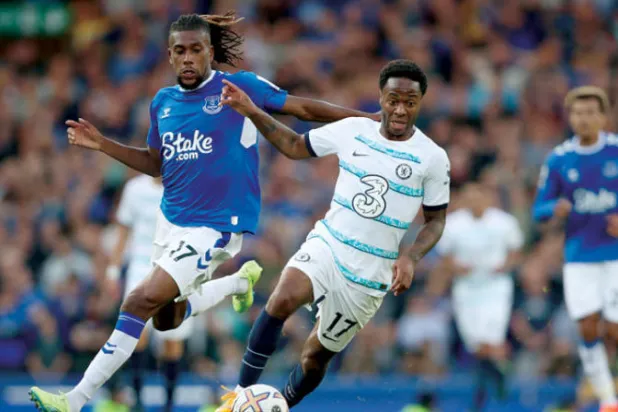 ستيرلينغ في هجمه خلال مباراة تشيلسي السابقة أمام إيفرتون (رويترز)