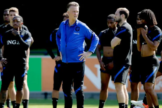 فان غال خلال إحدى الحصص التدريبية لهولندا (حساب المنتخب الهولندي على تويتر)