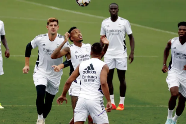 لاعبو ريال مدريد خلال تدريباتهم الأخيرة استعداداً لمواجهة ألميريا اليوم (إ.ب.أ)
