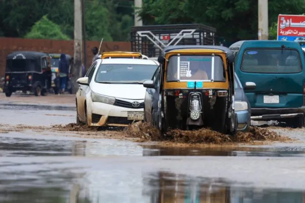 شارع غمرته مياه الأمطار في العاصمة السودانية الخرطوم (أ.ف.ب)