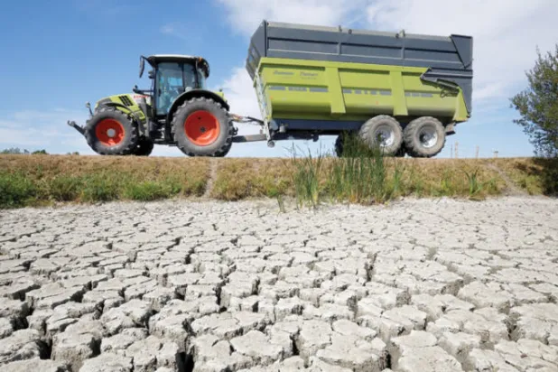 الجفاف على الشاطئ الفرنسي المحاذي للأطلسي قرب مدينة نانت (رويترز)