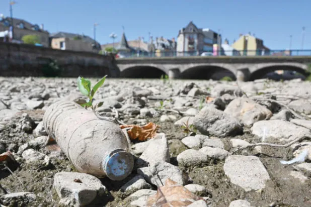 قنينة بلاستيكية في قاع نهر «لا سافوريوس» في بلفور شرق فرنسا أول من أمس (أ.ف.ب)