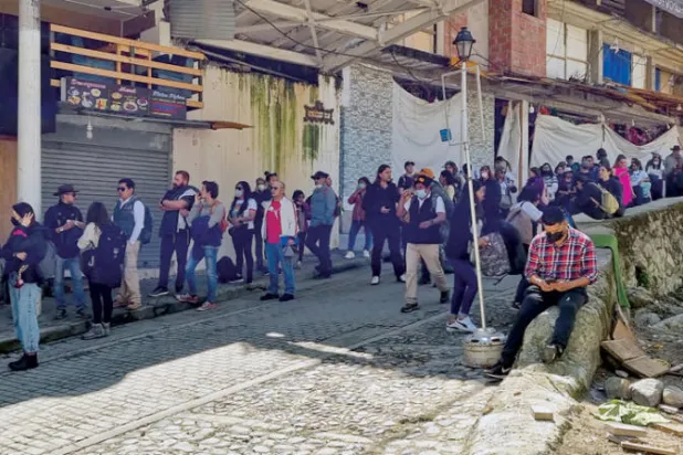 سياح ومرشدون سياحيون أمام قلعة أغواس كاليينتس (أ.ف.ب)