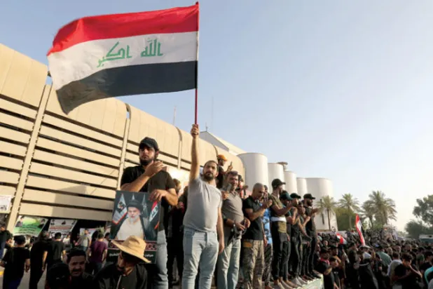 أنصار الصدر يتظاهرون أمام البرلمان (إ.ب.أ)