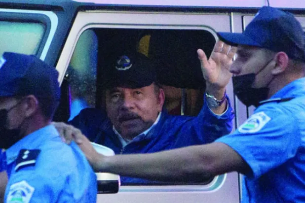 دانيال أورتيغا يحيي أنصاره في الذكرى الـ43 للثورة الساندينستا في 19 يوليو الماضي (رويترز)