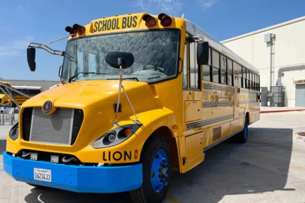 حافلات نقل مدرسية كهربائية تدعم الشبكة بالطاقة