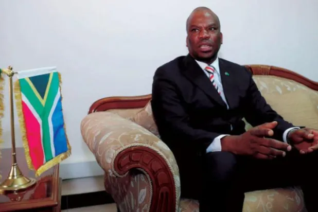 Güney Afrika'nın Suudi Arabistan Büyükelçisi Mogobo David Magabe Şarku’l Avsat’a röportaj verirken (Fotoğraf: Ali ez-Zahiri)