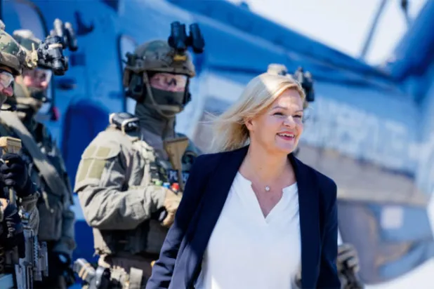 وزيرة الداخلية الألمانية في زيارة سابقة إلى مركز الشرطة الفيدرالية (د.ب.أ)