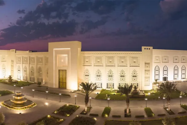 المنيخ يقدم أوراق اعتماده سفيراً للكويت لدى إيران