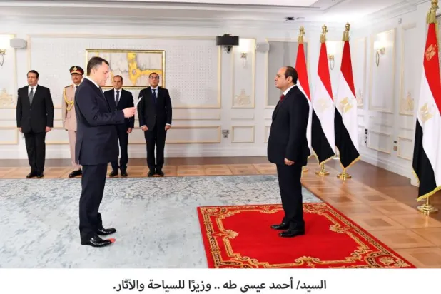 أحمد عيسى وزير السياحة والآثار المصري في أثناء أدائه اليمين الدستورية أمام الرئيس (رئاسة الجمهورية)