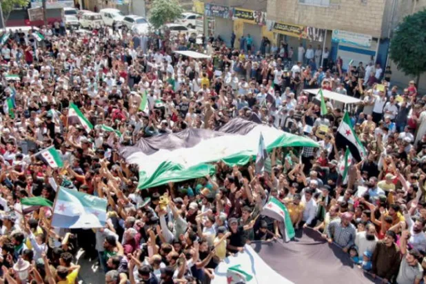 تظاهرات روز جمعه در شهر اعزاز در حومه حلب در اعتراض به اعلام ترکیه مبنی بر دیدار وزیر خارجه این کشور با همتای سوری اش (رویترز)
