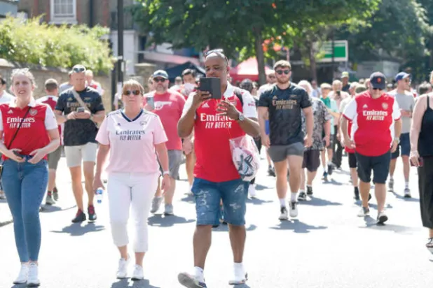 تشاكا يعتقد أن الجماهير الإنجليزية لا تدرك ما يعانيه اللاعبون في التدريبات اليومية (رويترز)