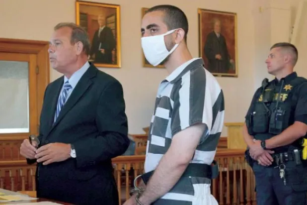 ہادی مطر ہفتے کے روز مے ولی کی عدالت میں پیش ہوئے (اے پی)