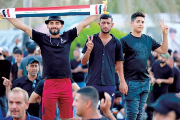 الصدر کے حامی پرسوں عراقی پارلیمنٹ کی عمارت کے دروازے کے سامنے فتح کا بینر اٹھائے یوئے ہیں (ای.پی.اے)