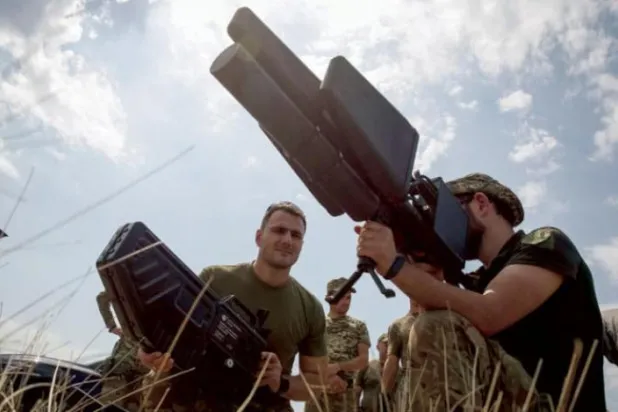 یوکرینی فوجی اتوار کو میکولائیو میں طیارہ شکن ہتھیاروں کی مشقیں کر رہے ہیں (رائٹرز)