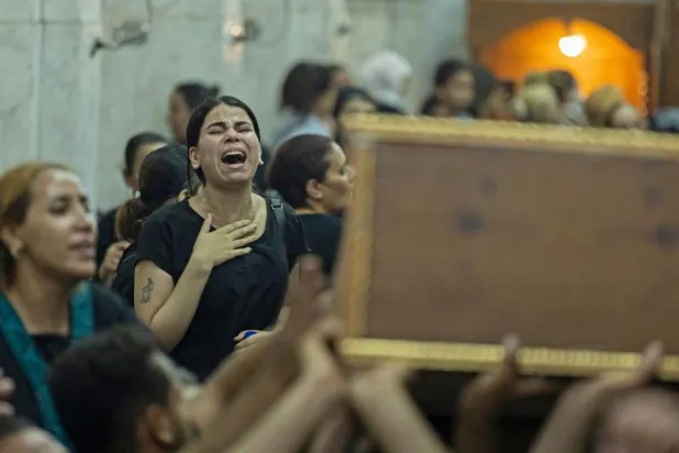 سيدة مصرية تبكي خلال جنازة ضحايا كنيسة أبو سيفين أمس (أ.ف.ب)