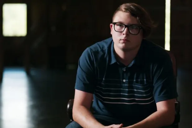 أنطوني تمبله في مشهد من الوثائقي (نتفليكس)