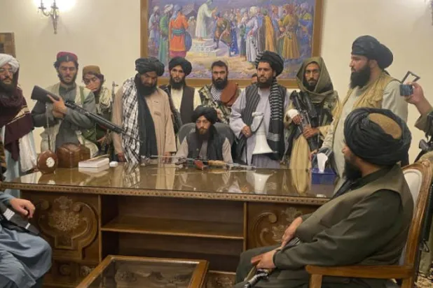 Taliban üyeleri 15 Ağustos 2021'de başkent Kabil'deki Cumhurbaşkanlığı Sarayı'nı da ele geçirmişti (AP)