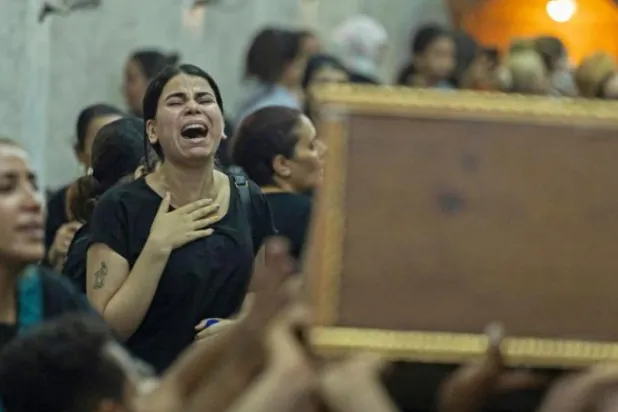 Mısırlı bir kadın Ebu Sefein Kilisesi kurbanlarının cenazesi sırasında ağlıyor (AFP)