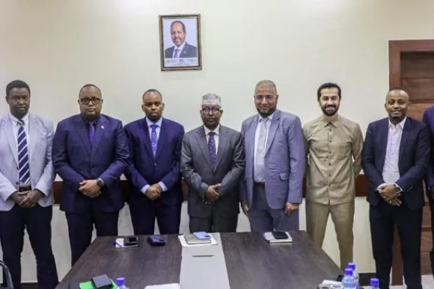 صورة وزعتها وكالة الأنباء الصومالية لاجتماع وزير الداخلية بوفد أميركي