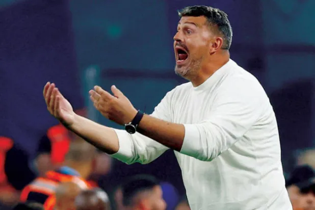 أوسكار يوجه لاعبيه خلال إحدى المباريات (رويترز)