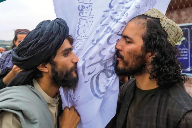 احتفالات عناصر «طالبان» بالذكري السنوية الأولى لسيطرتهم على كابل (إ.ب.أ)