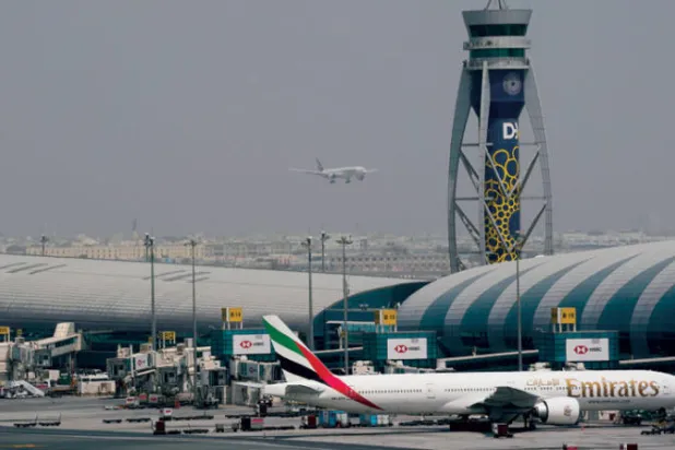 قال مطار دبي إنه سيتم القيام بالتسجيل عبر الإنترنت ما سيسمح للمشجعين بالدخول والخروج بسرعة كبيرة وتجنب الإجراءات المعتادة (أ.ف.ب)