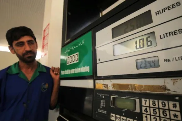 Peşaver'de bir benzin istasyonu  (EPA)